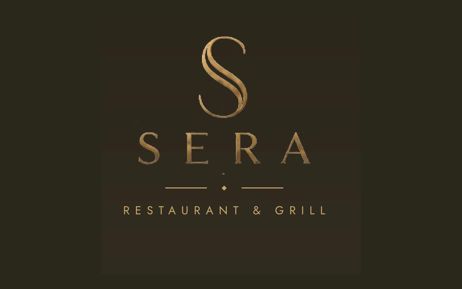 Het logo van Sera Restaurant en Grill: een gouden S boven de naam SERA.
